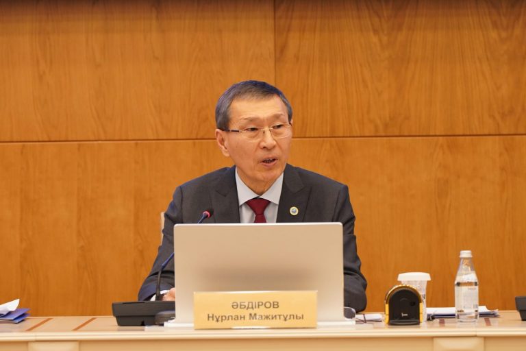 Референдум күні әр екі сағат сайын дауыс беру барысы туралы ақпарат беріліп отырады