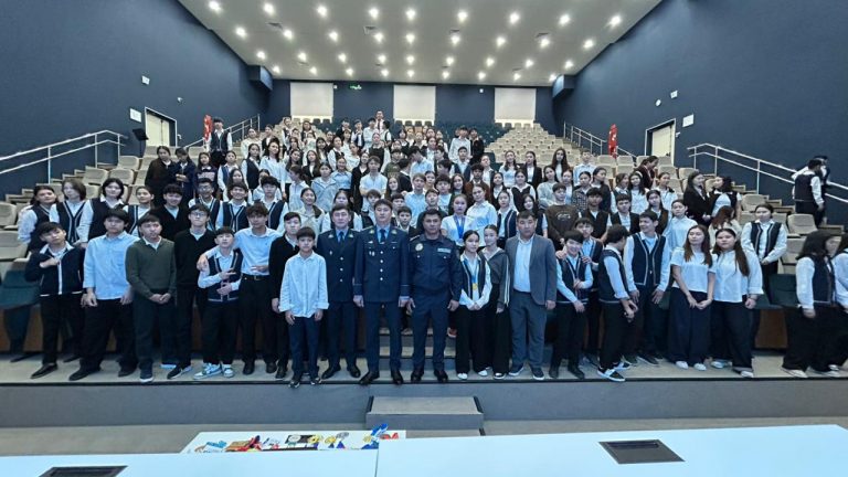 Армрестлингтен Әлем чемпионы атанған полицей оқушыларға шеберлік сабағын өткізді