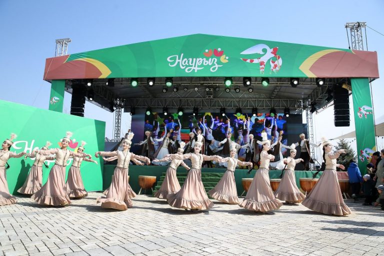 «Көктөбедегі Көрісу күні»: алматылықтарды дыбыстық дрондар мен роботтар Көрісу күнімен құттықтады