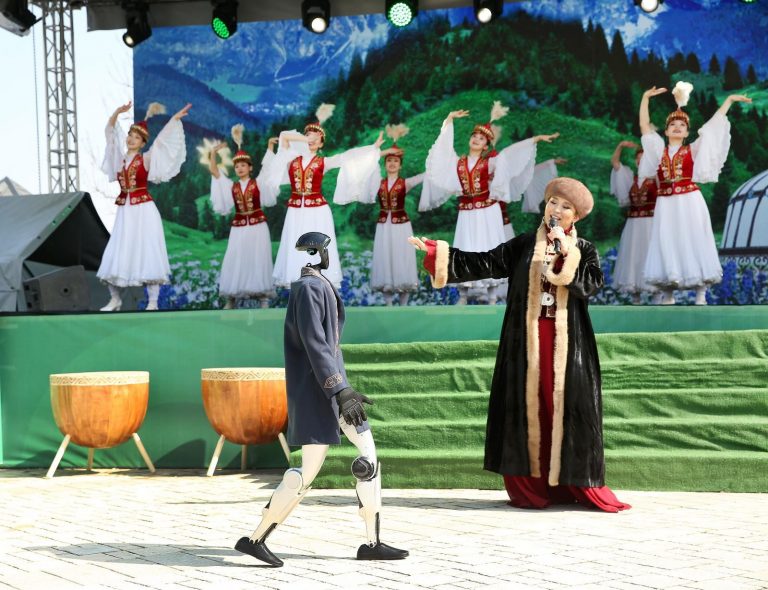 «Көктөбедегі Көрісу»: алматинцев поздравили с Днём Көрісу звуковые дроны и роботы