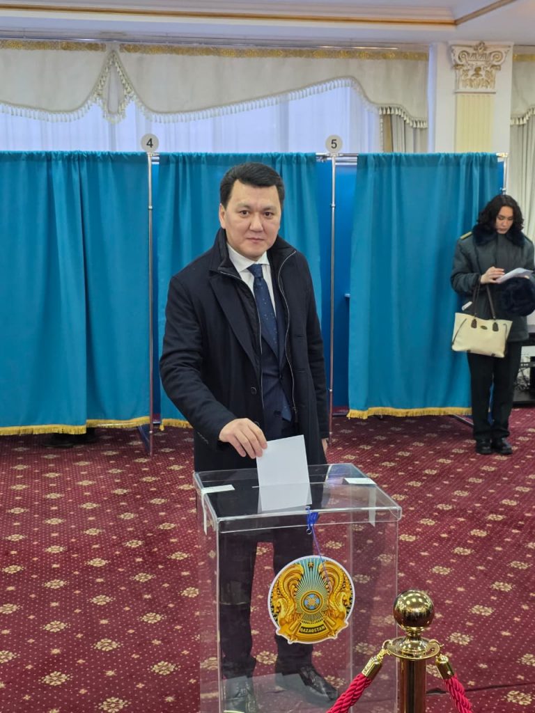 Ерлан Қарин референдумда дауыс берді: «Бүгін маңызды күн»