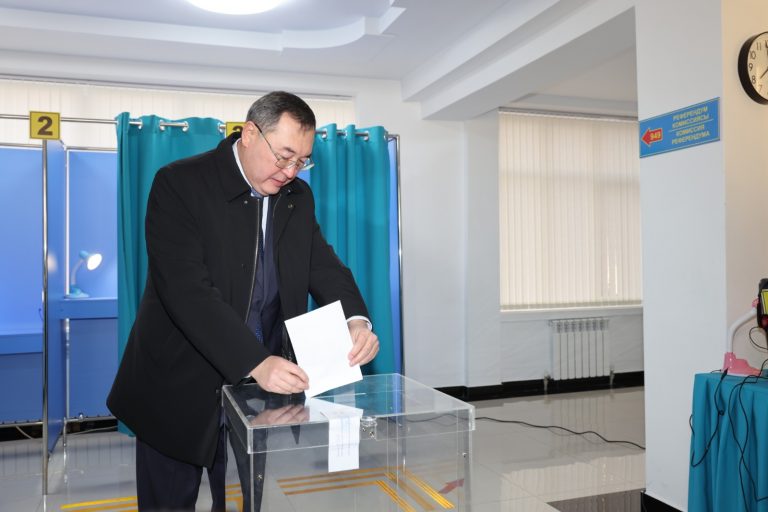 «Исторический момент – гарантия стабильности нашего государства»: аким Алматинской области проголосовал на референдуме