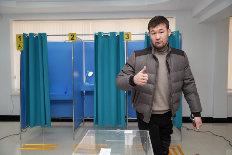 Шавкат Рахмонов Қонаев қаласында дауыс берді