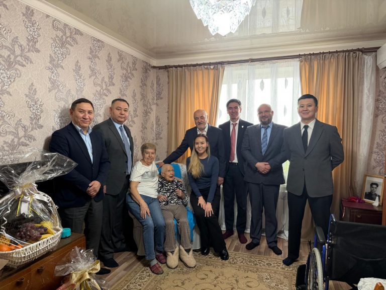 Еріктілер кеңесі мүшелері ардагерді құттықтауға қатысты