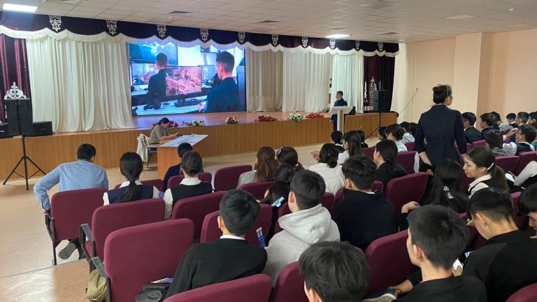 Абай облысы бойынша ҚАЖ қызметкерлері оқушылармен кәсіби бағдар беру жұмысын жүргізді