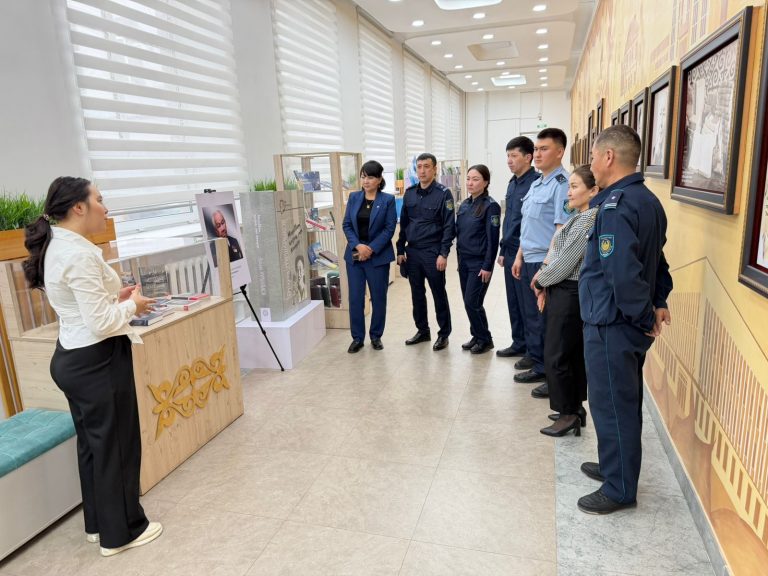 В честь празднования Национального дня книги сотрудники уголовно-исполнительной системы посетили библиотеку имени Абая с экскурсией