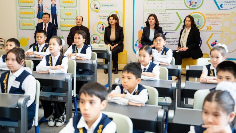 Аида Балаева ознакомилась с TopIQ Smart Class в столичной школе