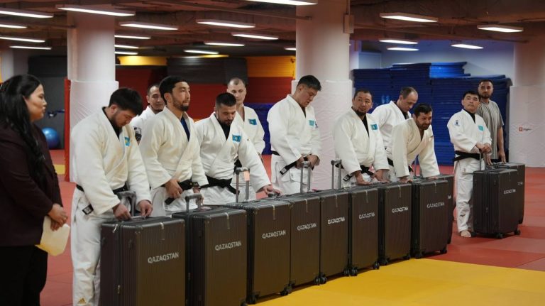 Новый стандарт обеспечения: впервые национальные сборные Казахстана получают полный комплект экипировки