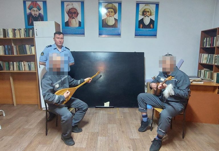 Традиции народов Казахстана остаются важной частью общественной жизни и продолжают сохраняться даже в самых неожиданных условиях