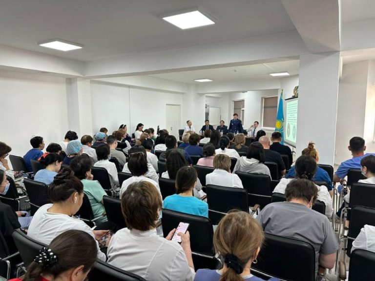 Наркотики, короткая «карьера закладчиков» и безопасность врачей: разъяснительную встречу провели для столичных медиков