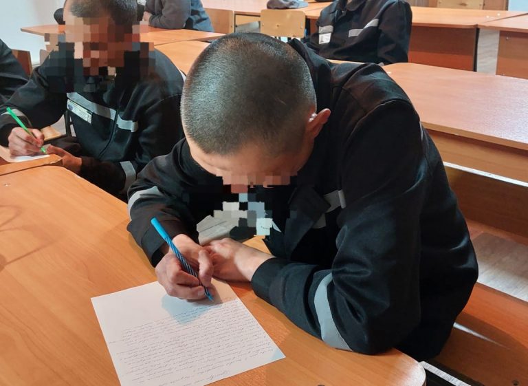 Абай облысындағы қауіпсіздігі барынша жоғары мекемедегі сотталғандар балаларын оқу жылының аяқталуымен құттықтады