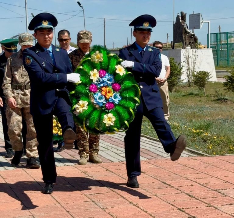 Абай облысы бойынша ҚАЖ әйелдер колониясының қызметкерлері Ұлы Отан соғысы батырларына арналған ескерткіштің салтанатты ашылуына қатысты