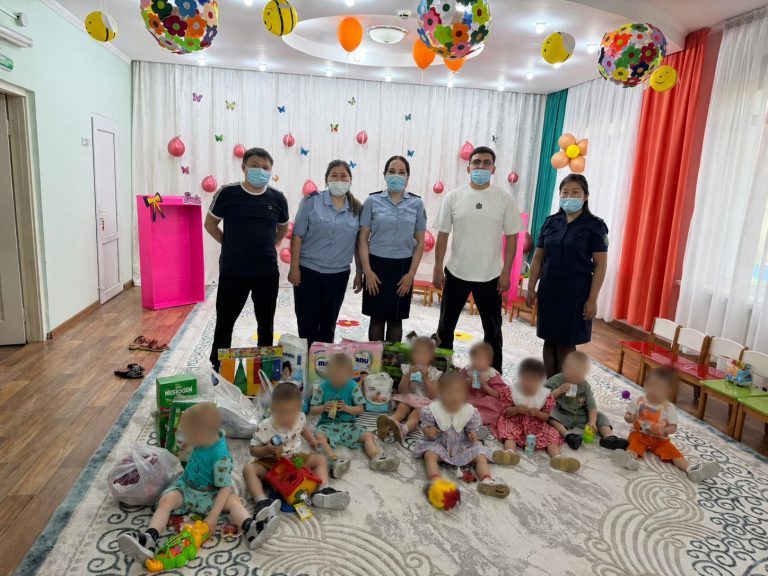 Абай облысы бойынша ҚАЖД-ның қауіпсіздігі барынша төмен мекемесінің қызметкерлері Балаларды қорғау күніне орай Облыстық мамандандырылған сәбилер үйіне барды