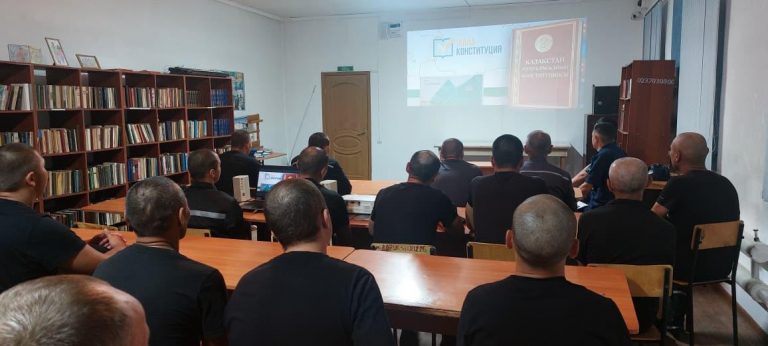 Абай облысы бойынша ҚАЖ-дың қауіпсіздігі барынша жоғары мекемесінде сотталғандарға Қазақстан Республикасының жаңа Конституциясы бойынша бейнесабақ өткізілді