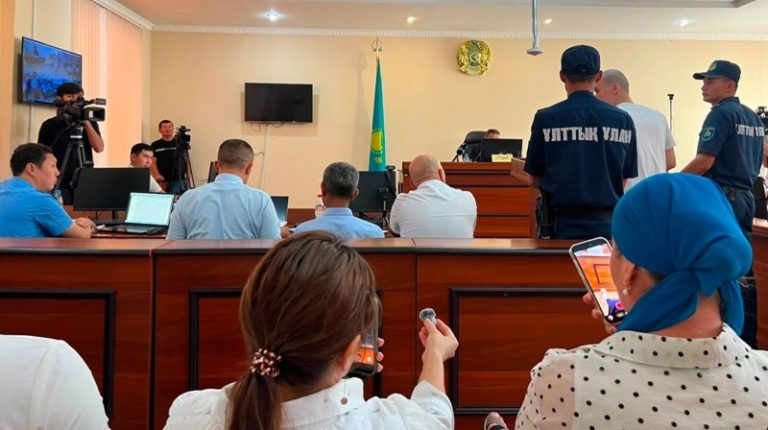 ДВЕ ВЕРСИИ НА ЧАШЕ ПРАВОСУДИЯ