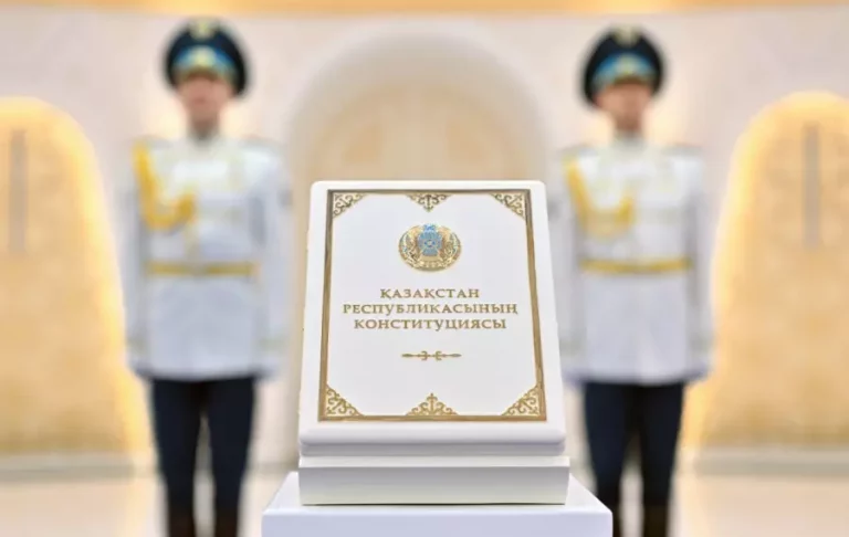 ЖАҢА КОНСТИТУЦИЯ – ЖАҢА ҚҰҚЫҚТЫҚ КЕЗЕҢ: ТАРИХШЫ МЕН ЗАҢГЕР КӨЗҚАРАСЫ