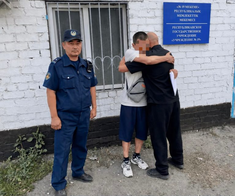 Абай облысында рақымшылық бойынша босатылған сотталған азаматты туған бауыры қарсы алды