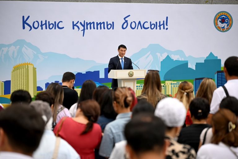 Алматы әкімі Дархан Сатыбалды жаңа пәтер иелеріне баспана кілтін табыстады