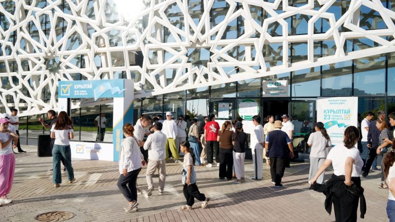 Дауыс берушілер легі артып, сайлау учаскелеріне келушілер көбейіп келеді