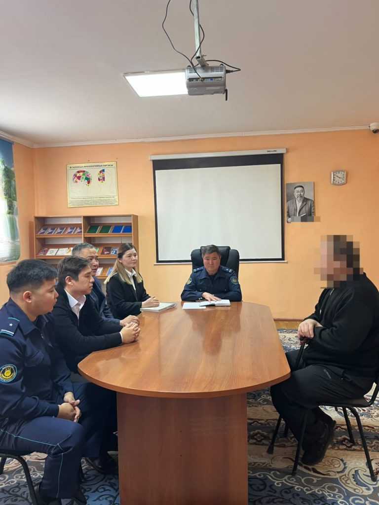 Сотталған азаматпен қақпа алдында кездесу ұйымдастырылды