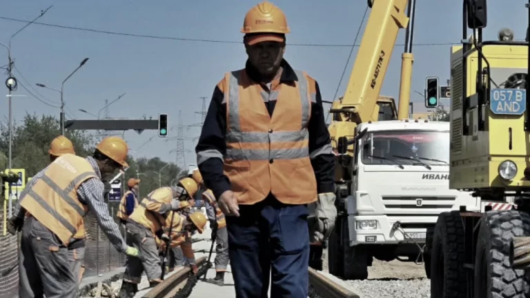 Алматыда LRT желісінің рельстерін төсеу басталды 