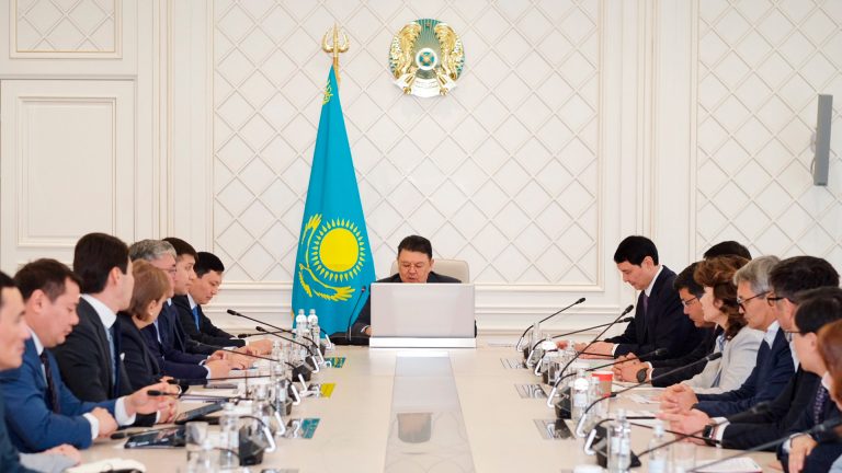 Реализация МЭКС: Канат Бозумбаев поручил привлечь больше банков к финансированию модернизации коммунальных сетей