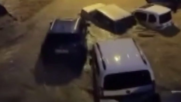 Қатты нөсер салдарынан Ыстамбұл көшелерін су басты 