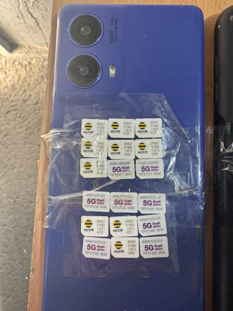 Жүк көлігінің төбе қаптамасының астынан 10 телефон мен 42 SIM-карта табылды