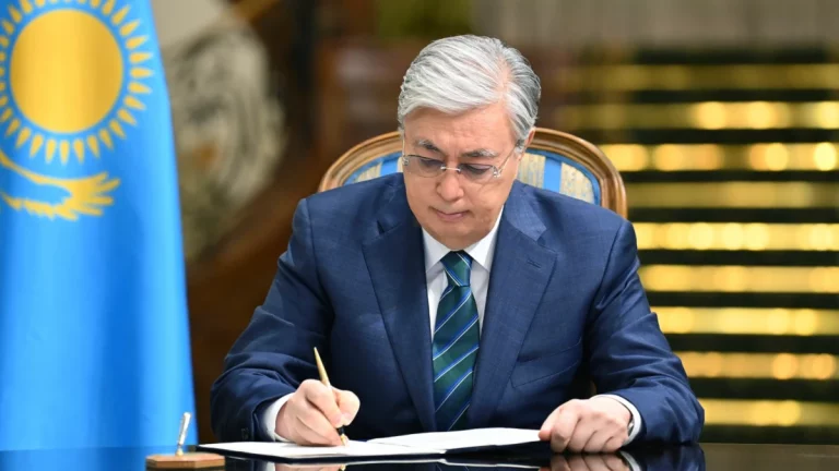 Еңбек ардагерлері, жұмысшы кәсіп, ғылым мен денсаулық сақтау өкілдері – Президент мемлекеттік наградаларды беру туралы Жарлыққа қол қойды 