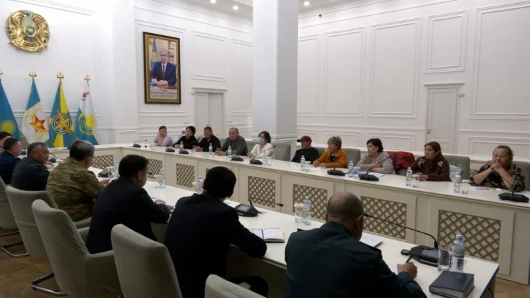 Қорғаныс министрі қаза тапқан әскери қызметшілердің туыстарымен кездесті 